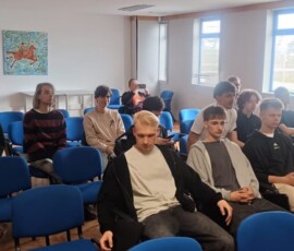 Grupa uczniów w sali podczas przygotowania do praktyk w Portugalii.