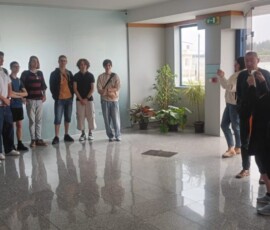 Uczestnicy mobilności stoją razem podczas spotkania organizacyjnego.