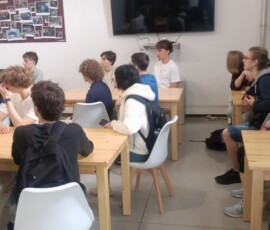 Grupa uczniów bierze udział w instruktażu przed rozpoczęciem praktyk.