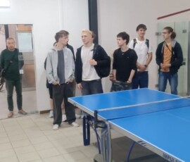 Uczniowie podczas spotkania w pracowni przed rozpoczęciem zadań zawodowych.