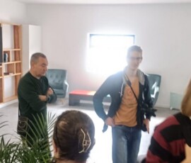 Uczestnicy Erasmus+ rozmawiają z opiekunami praktyk w firmie partnerskiej.