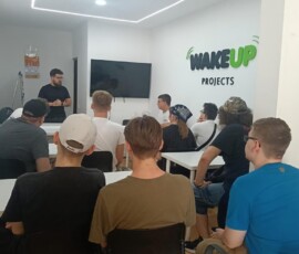 Grupa uczniów słucha informacji organizacyjnych dotyczących praktyk zawodowych.