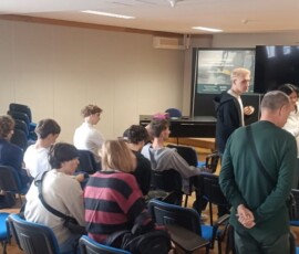 Grupa uczniów podczas ostatnich przygotowań organizacyjnych do praktyk.