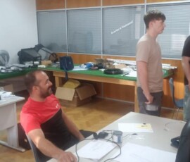 Uczniowie uczestniczą w zajęciach organizacyjnych w sali szkoleniowej.