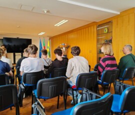 Uczestnicy siedzą w sali podczas spotkania organizacyjnego i przygotowania do praktyk Erasmus+ 2026.