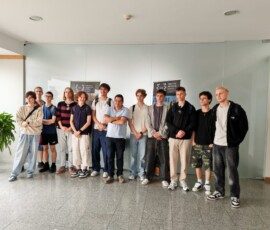 Grupa uczestników pozuje do wspólnego zdjęcia po spotkaniu organizacyjnym przed praktykami Erasmus+ 2026.
