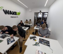 Uczniowie pracują przy komputerach podczas praktyk zawodowych Erasmus+ w Portugalii.