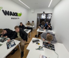 Uczniowie wykonują zadania praktyczne przy stanowisku komputerowym w firmie partnerskiej.