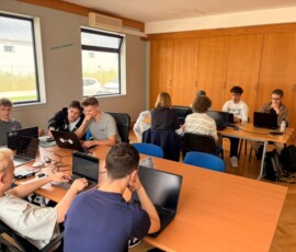 Grupa uczniów podczas zajęć i pracy praktycznej w portugalskiej firmie.