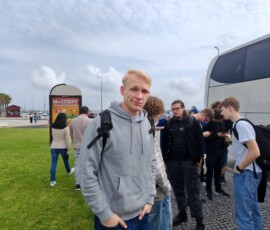 Uczniowie i opiekunowie podczas wycieczki regionalnej do Aveiro i Costa Nova.