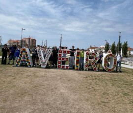 Uczniowie stoją przy napisie Aveiro podczas zwiedzania miasta.