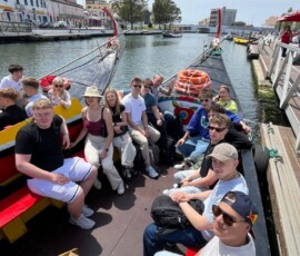 Uczestnicy Erasmus+ podczas rejsu łodzią po kanałach Aveiro.