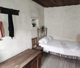 Uczestnicy Erasmus+ zwiedzają wnętrze ekspozycji podczas wizyty w Fatimie.