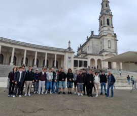 Uczestnicy Erasmus+ podczas zwiedzania sanktuarium w Fatimie.