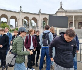 Grupa uczniów pozuje na placu sanktuarium w Fatimie.