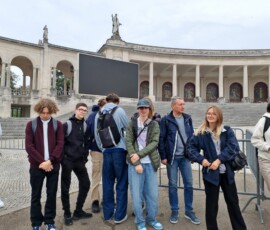 Uczestnicy Erasmus+ stoją razem przed bazyliką.