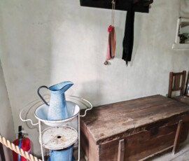 Fragment wyposażenia i ekspozycji oglądanej przez uczniów podczas wizyty w Fatimie.
