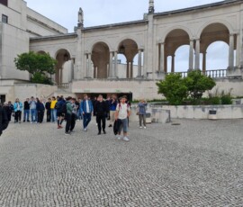 Uczniowie i opiekunowie kończą zwiedzanie Fatimy wspólnym zdjęciem.