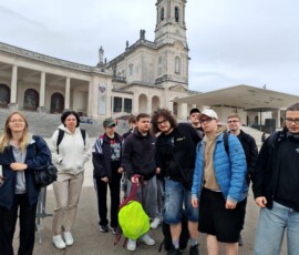 Wieża bazyliki i plac sanktuarium w Fatimie.