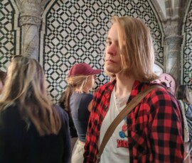 Uczniowie spacerują wzdłuż murów podczas zwiedzania Sintry.