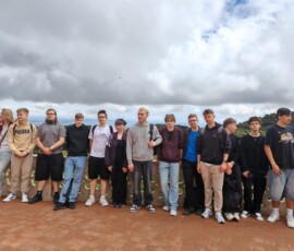 Grupa uczestników Erasmus+ pozuje do wspólnego zdjęcia podczas wycieczki do Sintry.