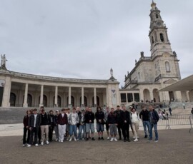 Uczestnicy Erasmus+ stoją na placu podczas wycieczki do Sintry.