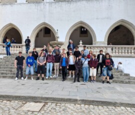 Uczniowie oglądają rzeźbione elementy wystroju w historycznym obiekcie.