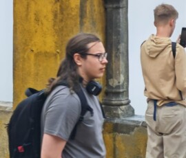 Grupa uczniów podczas wspólnego zdjęcia z panoramą okolicy.