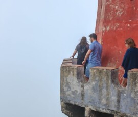 Grupa uczestników Erasmus+ przy czerwonych murach jednego z zabytków Sintry.