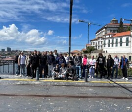 Uczestnicy Erasmus+ stoją przed ozdobną fasadą w Porto.