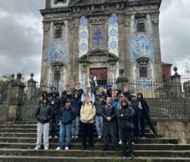 Grupa uczestników mobilności przed zabytkowym budynkiem w Porto.
