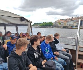 Uczestnicy mobilności oczekują na rejs po Douro.