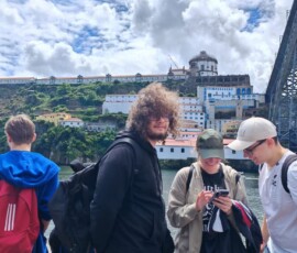 Grupa uczestników Erasmus+ w reprezentacyjnym wnętrzu podczas zwiedzania Porto.