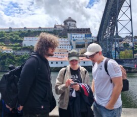 Uczniowie podczas spaceru po Porto w ramach wycieczki Erasmus+.