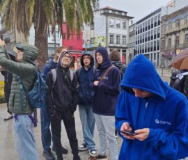 Uczestnicy Erasmus+ podczas postoju w centrum Porto.