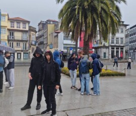Grupa uczniów przy nabrzeżu podczas wycieczki po mieście.