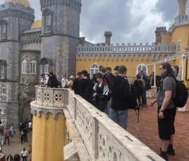 Grupa uczestników Erasmus+ przed zabytkową fasadą w centrum Porto.