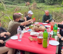 Uczniowie odpoczywają po spacerze podczas pikniku w Serra da Boa Viagem.