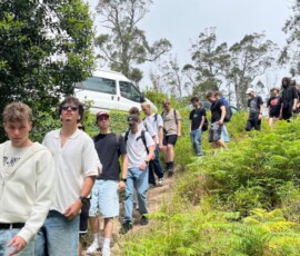 Grupa uczniów idzie szlakiem podczas wycieczki do Serra da Boa Viagem.