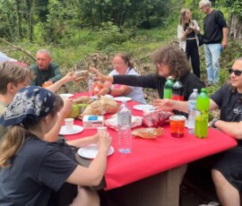 Uczestnicy Erasmus+ przygotowują i jedzą wspólny posiłek na pikniku.