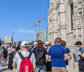 Uczestnicy mobilności pozują na placu z dekoracyjną nawierzchnią.