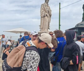 Grupa uczestników Erasmus+ stoi przy pomniku na placu w Lizbonie.