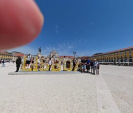 Uczestnicy mobilności stoją przy monumentalnym budynku podczas zwiedzania.