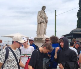 Uczniowie oglądają panoramę miasta z punktu widokowego w Lizbonie.