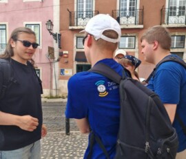 Uczestnicy Erasmus+ stoją razem podczas końcowego etapu wycieczki po mieście.