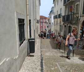 Grupa uczniów pozuje na placu podczas zwiedzania stolicy Portugalii.