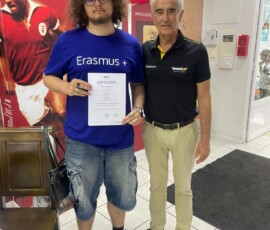 Uczeń trzyma certyfikat Erasmus+ podczas podsumowania projektu.