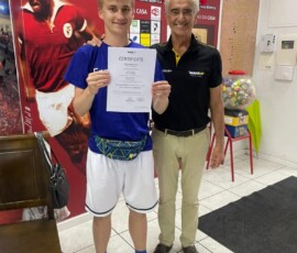 Uczeń prezentuje certyfikat podczas finału mobilności Erasmus+ w Figueira da Foz.