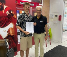 Uczeń pozuje z certyfikatem Erasmus+ i opiekunem projektu.
