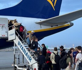 Uczestnicy mobilności Erasmus+ wchodzą na pokład samolotu przed podróżą powrotną.